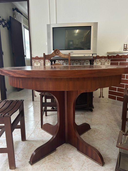 Conjunto mesa e cadeiras