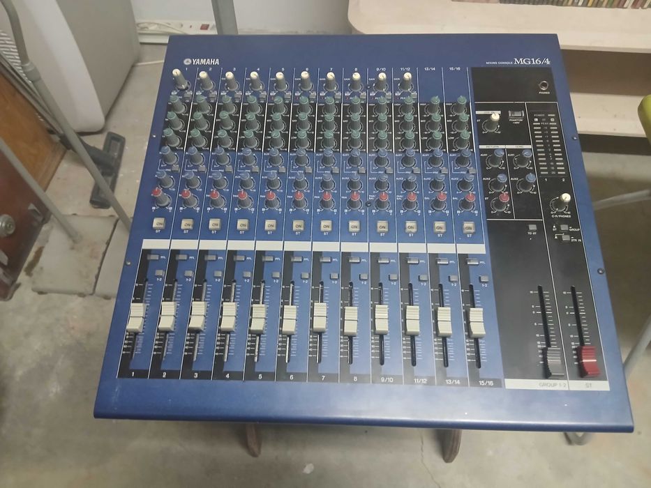 Mesa de mistura Yamaha(como nova)