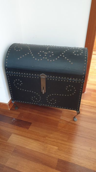 Baú em cor preto