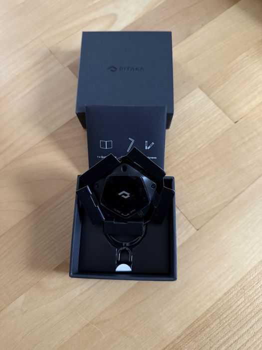 Brelok Pitaka PitaTag Multi-tool do Apple AirTag