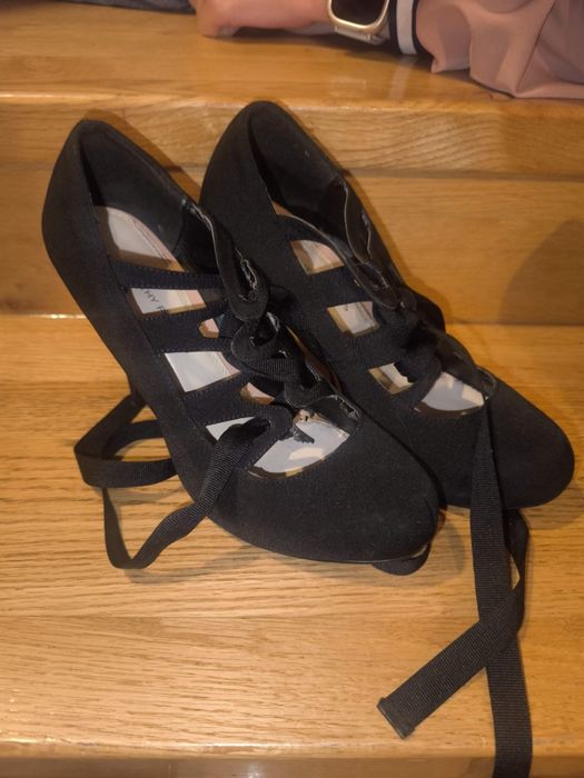 Buty na obcasie czarne z materiału Dorothy Perkins