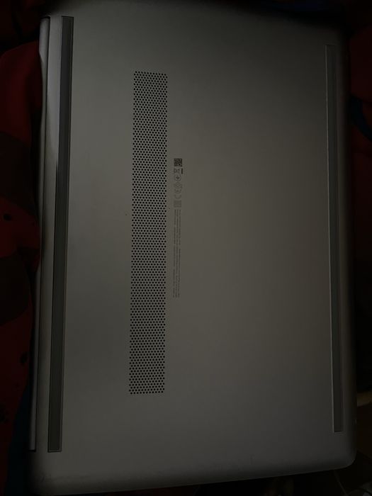 Laptop HP działa, ładowarka w zestawie