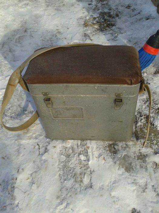 принадлежности для зимней рыбалки -бур , ящик , жерлицы и другое б-у