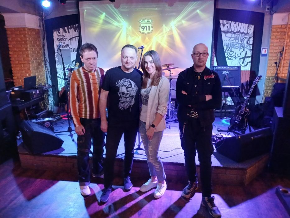 В рабочую кавер группу требуется поющий гитарист,  или поющий  клавишн