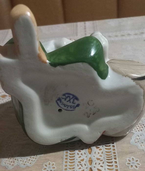 Порцелянова фігурка Виночерпій