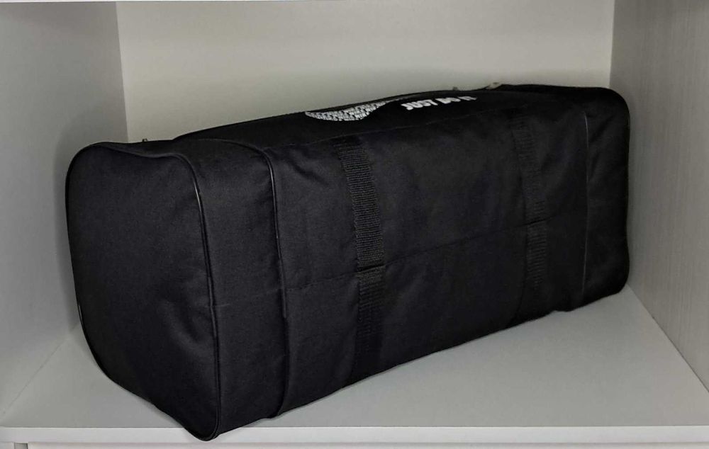 Сумка спортивная чёрная вместительная новая.