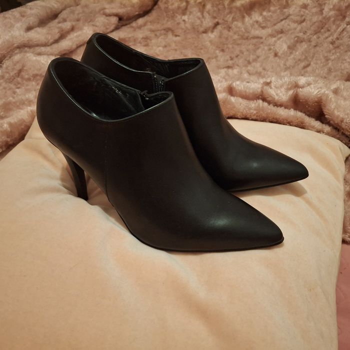 Botim de pele preta com fecho Foreva - 40