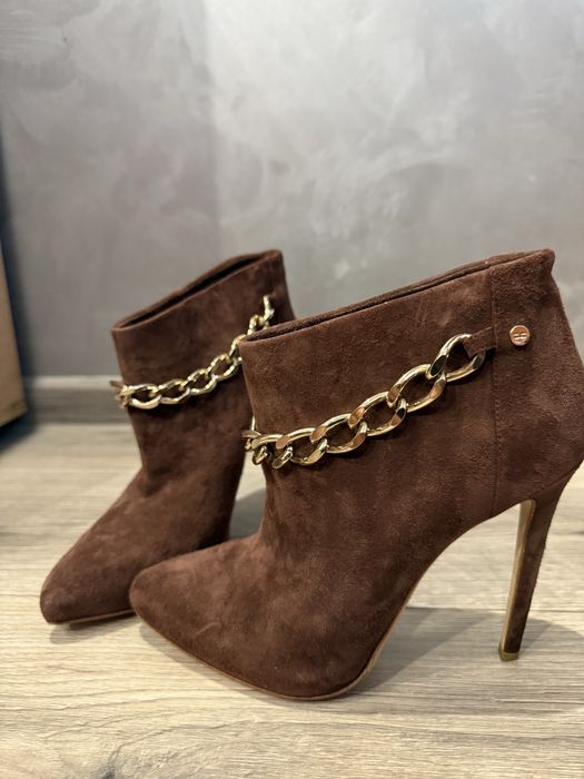 Люксові замшеві ботильйони elisabetta franchi з золотим ланцюжком