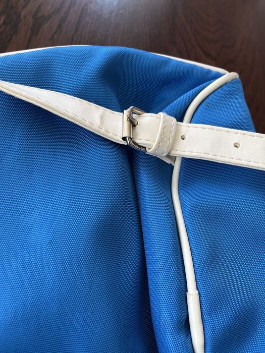 Niebieski plecak z białymi akcentami