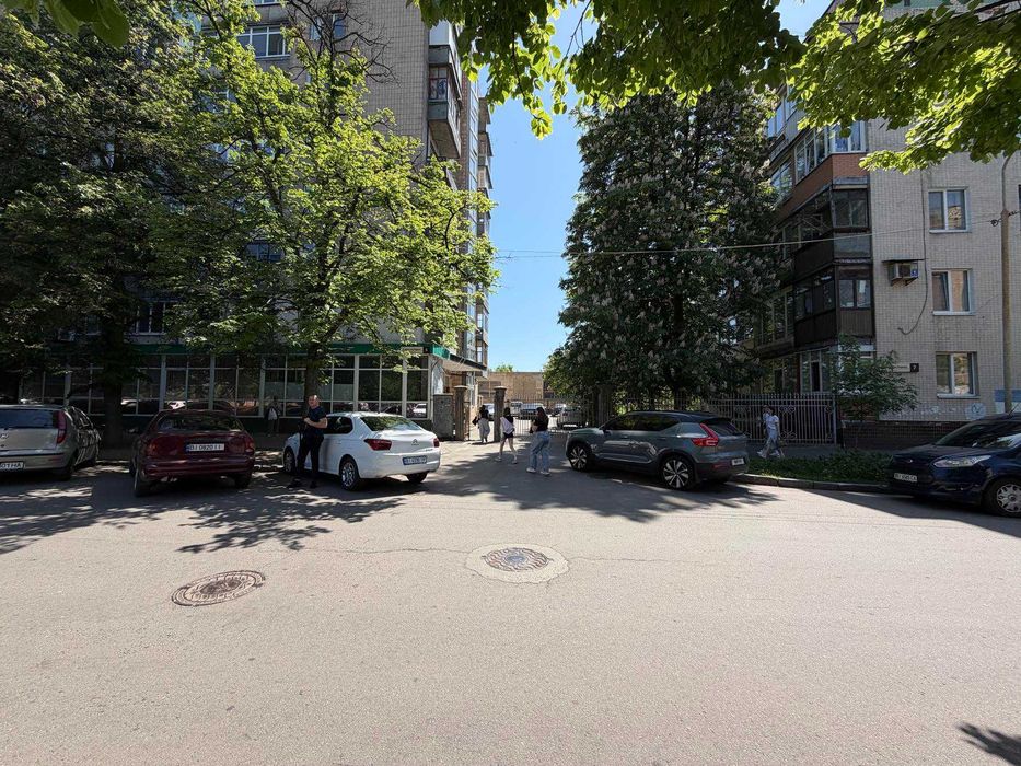 Центр міста. 2 поверх. 82м2. Частковий ремонт. Цегляний будинок