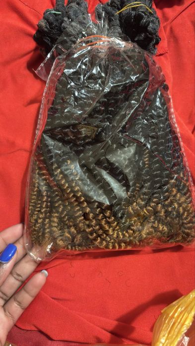 postiços e cabelos indianos disponíveis