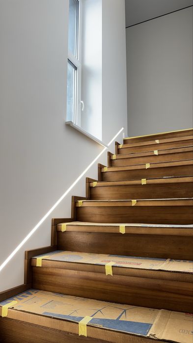 Продаж двоповерхового будинку з сучасним проектом ремонтом та меблями