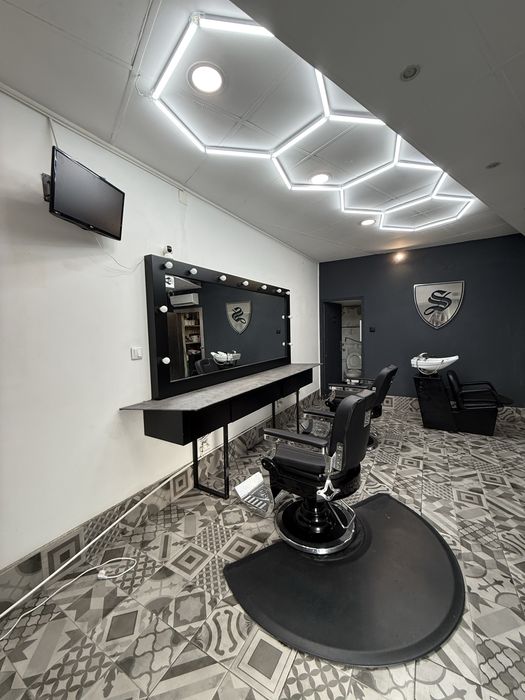 Bancada e espelho com luz barbearia