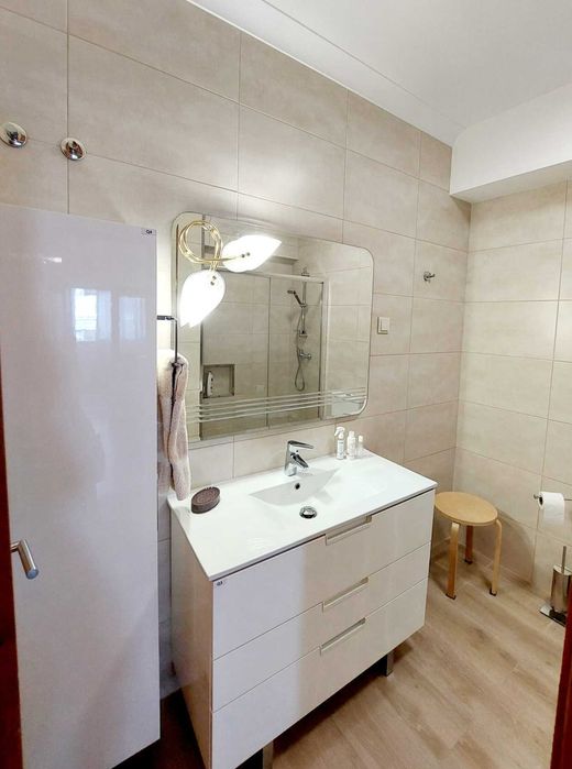 Quarto com Varanda e muita Luz, em Almada