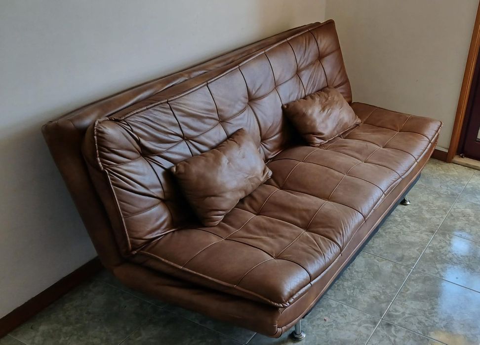 Sofá-Cama Conforama bastante utilizado e reparos efetuados no estofado interior.