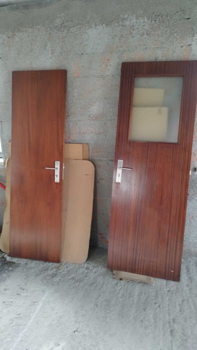 Portas de madeira com puxadores