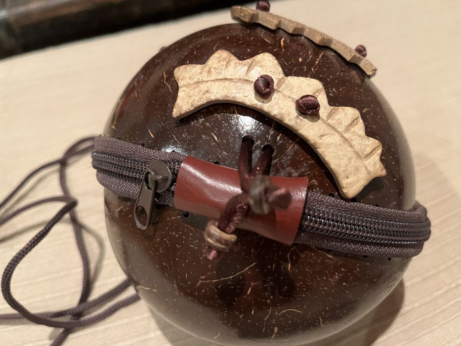 Mala africana feita de casca de coco