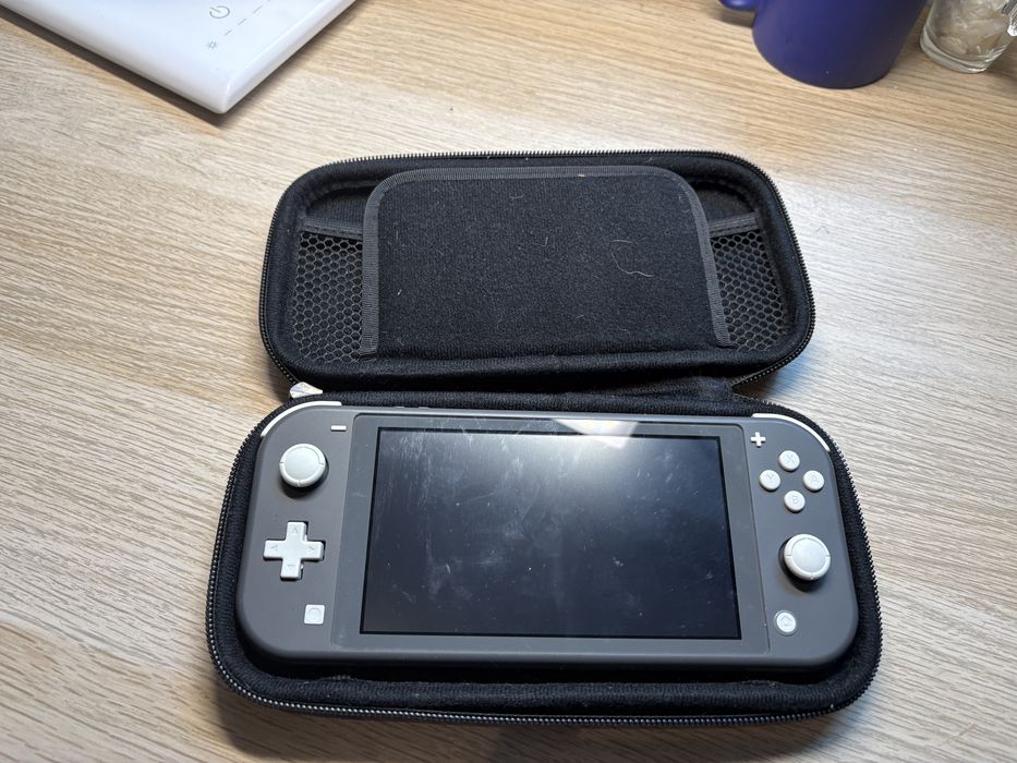 Nitendo Switch Lite + Bolsa + 6 jogos