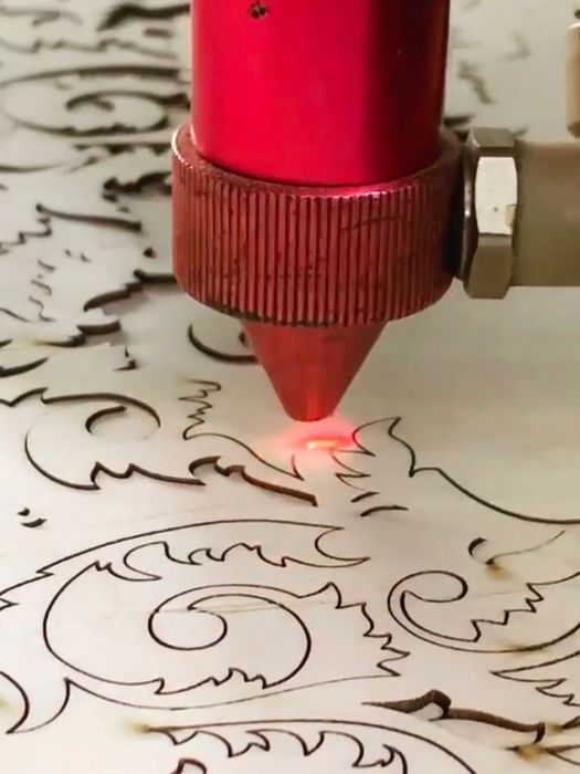 Лазерна різка і гравіювання фанери, акрилу, МДФ, таблички, декор