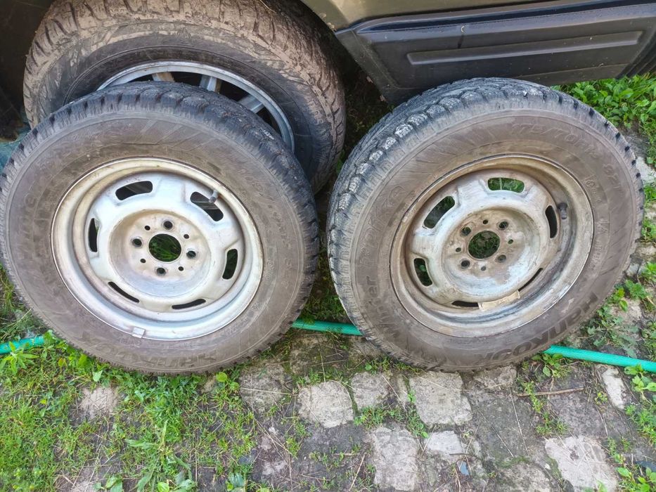 комплект зимових шипованих шин на дисках на 13 дюймів.