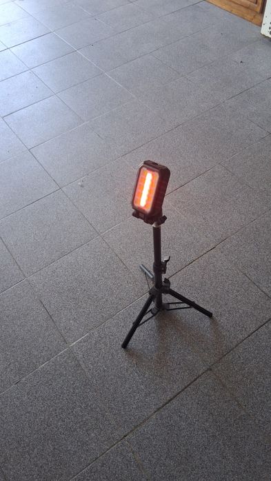 Lanterna led com suporte.