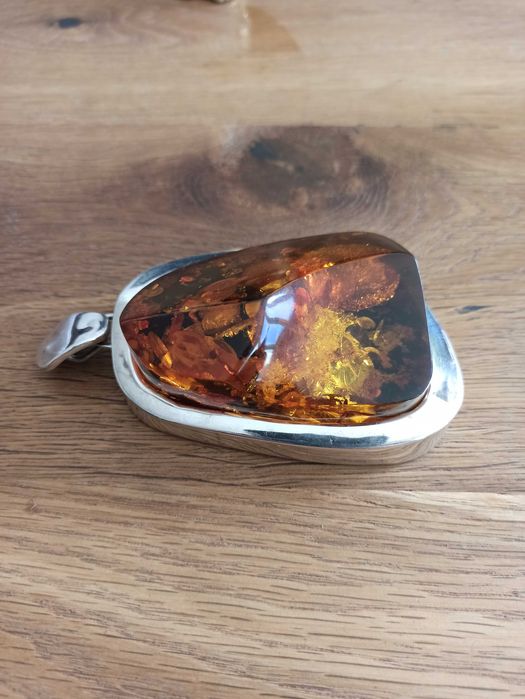 Srebrny wisior z bursztynem bałtyckim 172 gramy.