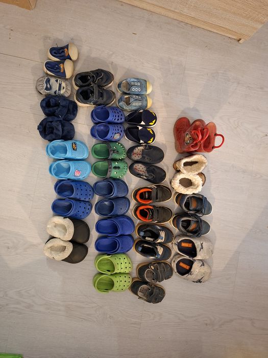 Vários pares de sapatos de menino entre o 20 e o 25