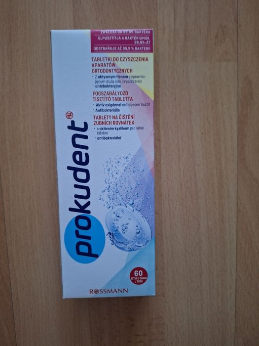 Tabletki do czyszczenia aparatów ortodontycznych