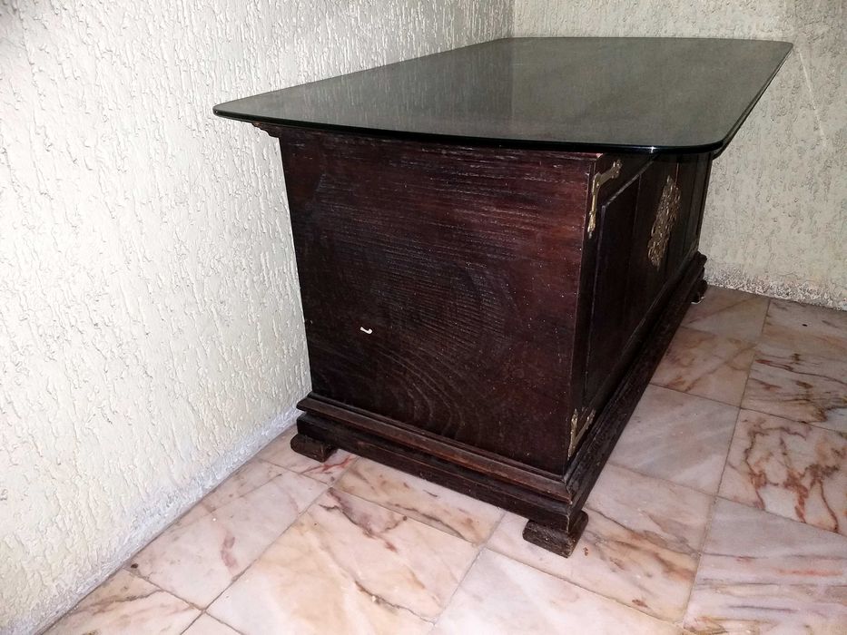 Bau em madeira com tampo em vidro