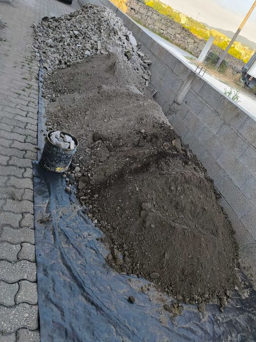 Ofereço entulho betão,brita, terra e Garrafeiras