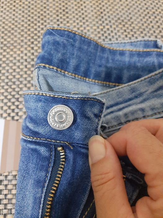 Calça de ganga rasgada