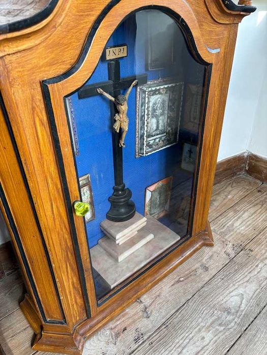 Oratório Religioso em Madeira com Crucifixo Central