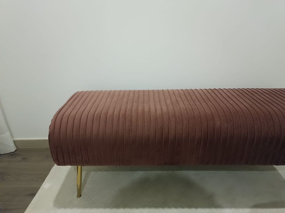 Banqueta  com pés em dourado