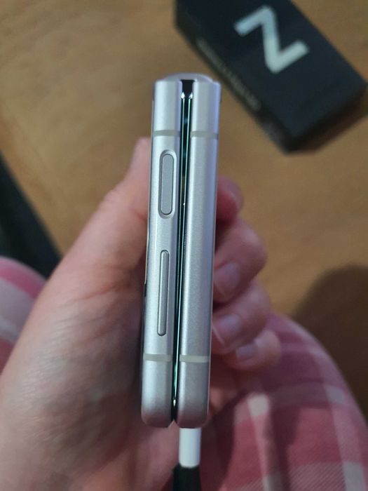 Samsung Galaxy Z Flip 3/5G com ecrã partido