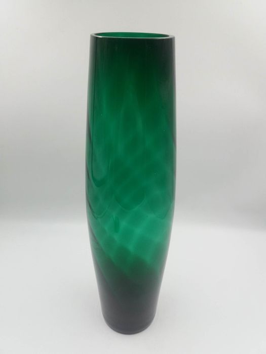 Piękny wysoki szklany szmaragdowy wazon optyczny Huta Sudety Szczytna