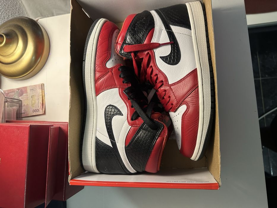 Air Jordan 1 Retro High Satin Snake Chicago