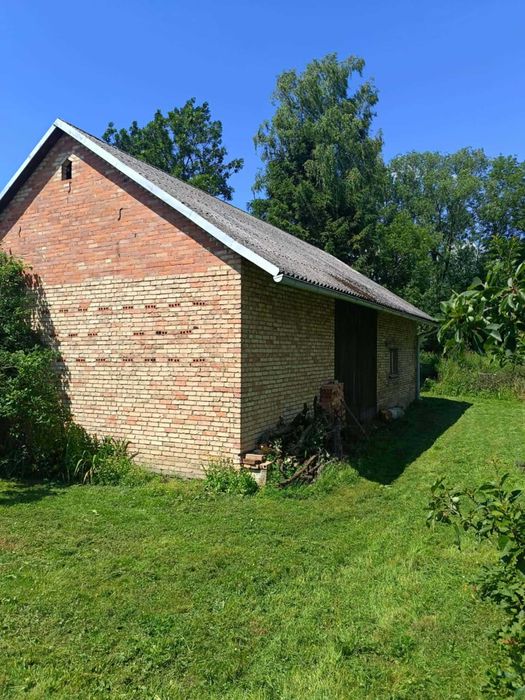 Dom ceglany z budynkiem gospodarczym i 13-arową działką