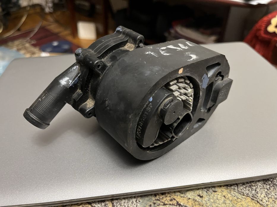 Помпа тосолу tesla model S