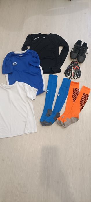 Бутси  чорні Reebok,гетри ,термо піддіва,футболки,воротарські перчатки