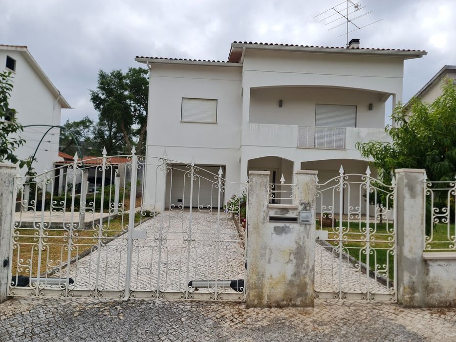 Arrenda-se 1.º andar e sótão em Pombal (Urb. D.ª Inês)