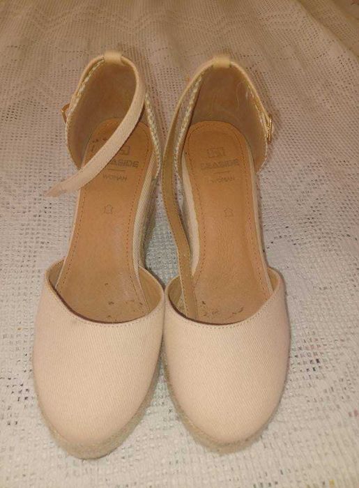 Sandálias de cunha nude da Seaside com palmilha em pele