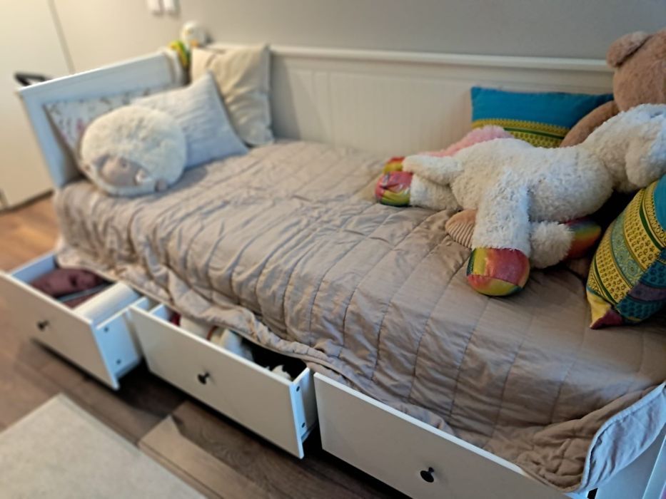 Cama de criança com gavetas