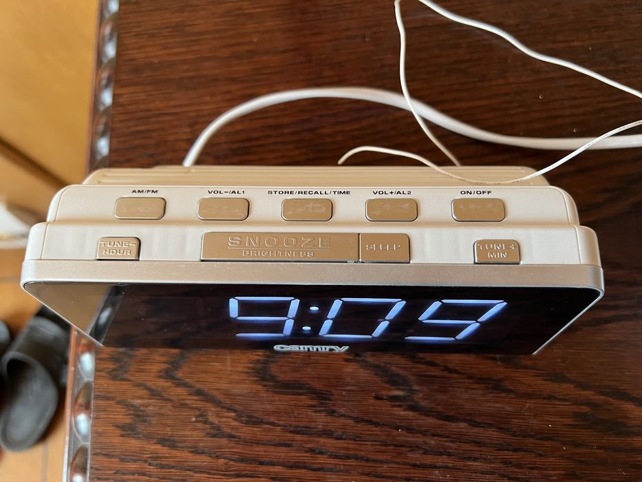 Radiobudzik 100% sprawny.