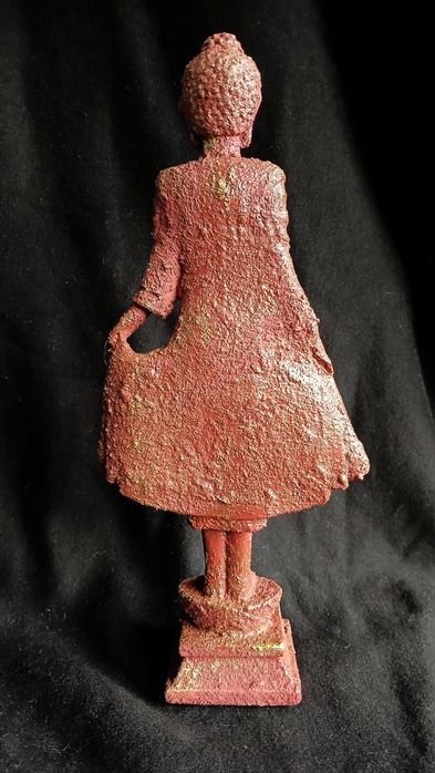 Estatueta oriente imitação de terracota com laivos dourados.