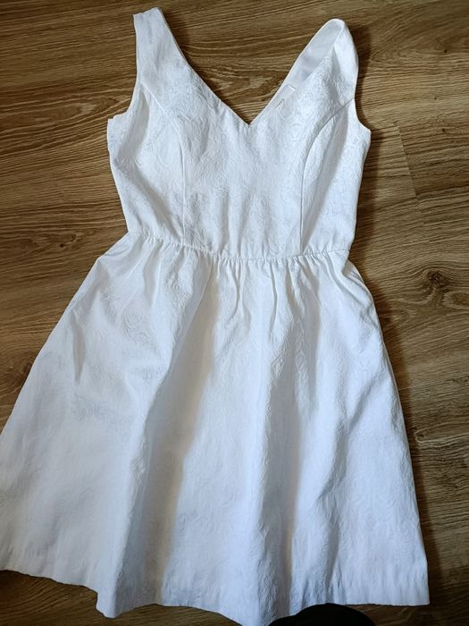 Biała sukienka Reserved 34