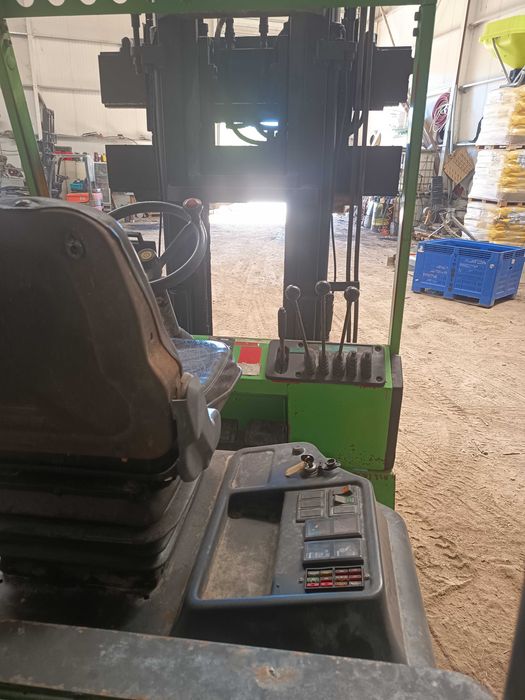 Impilhador Manitou 3 toneladas
