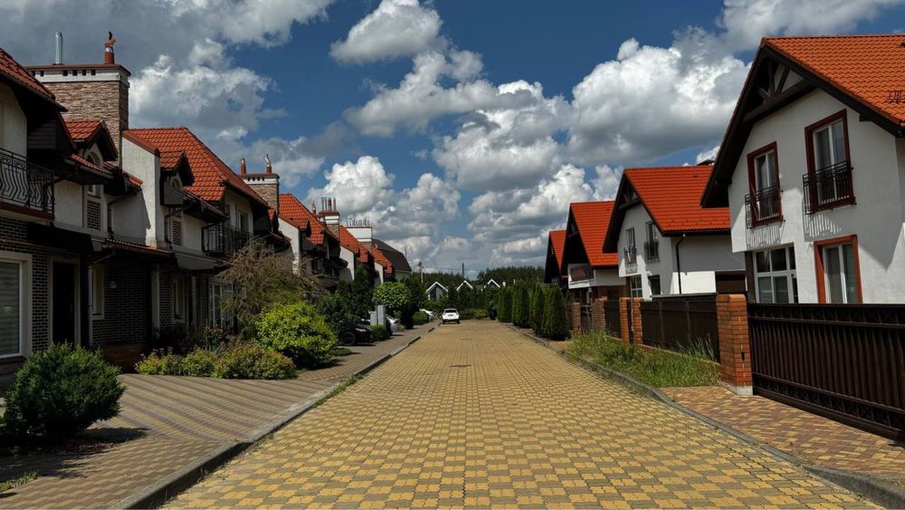 Неймовірний , великий таун хаус з гаражем.