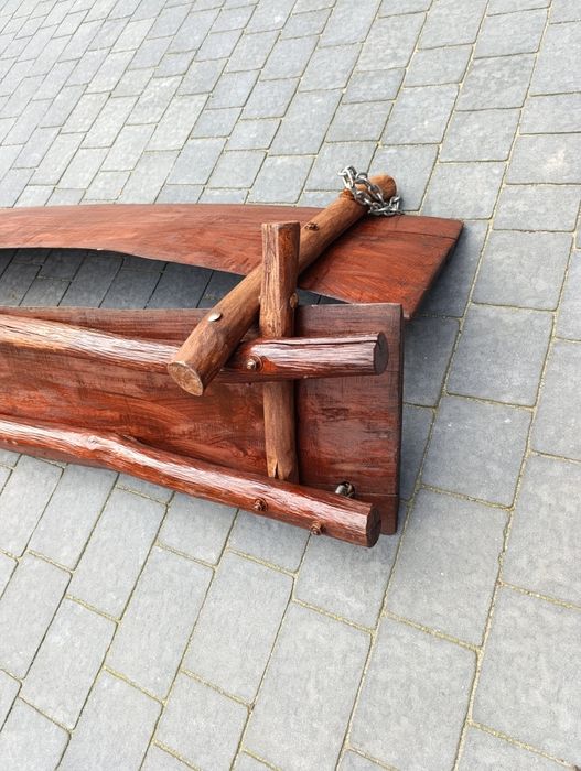 Ławka drewniana z łańcuchami