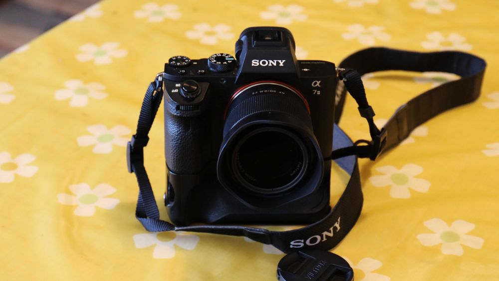 Sony A7II, Full frame + Grip + Lente Viltrox 20 mm