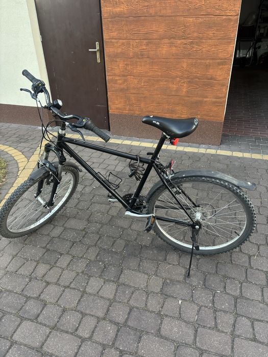 Czarny rower górski Trek